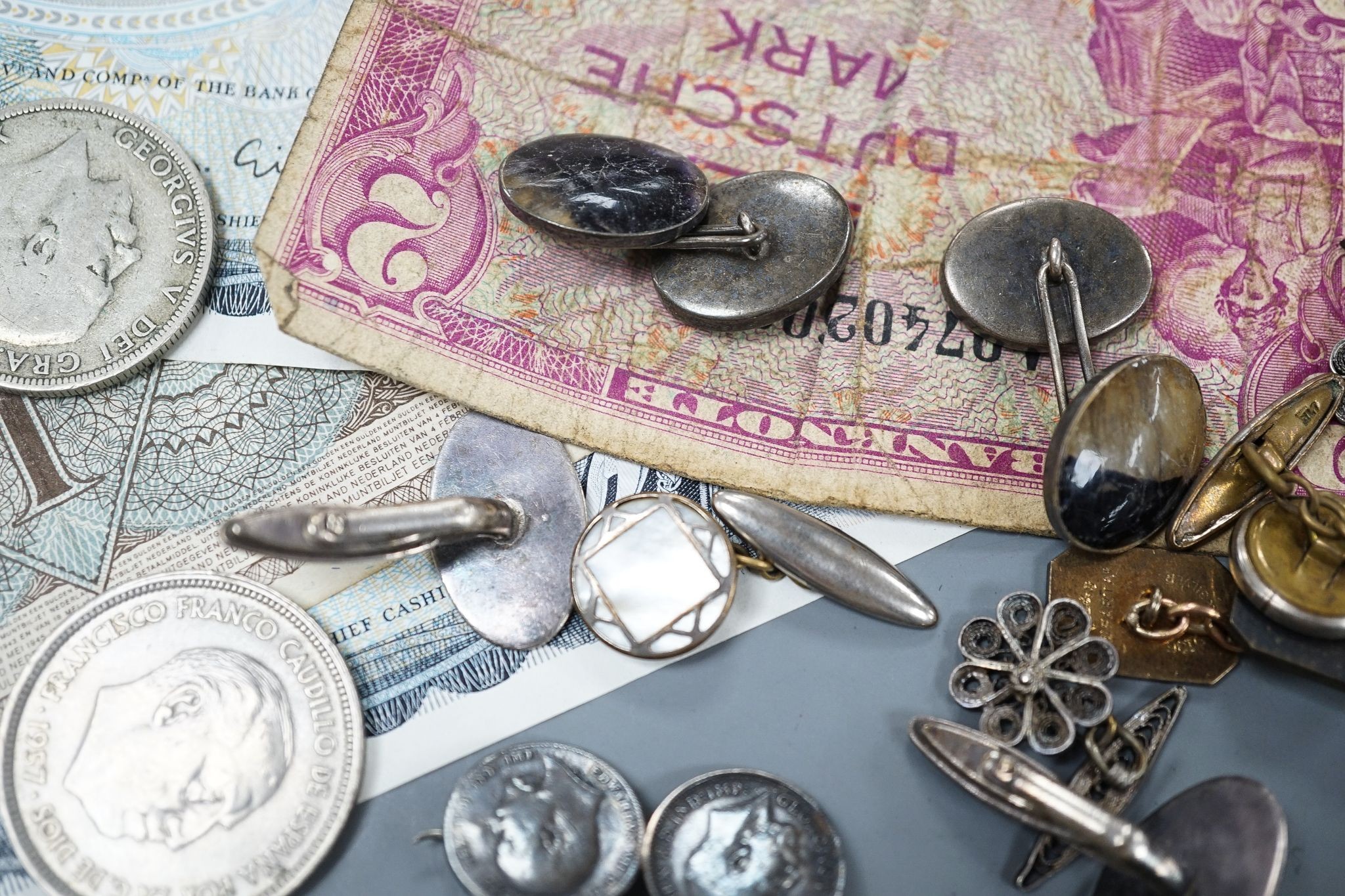 A silver vesta case, assorted cufflinks and a quantity of minor coinage and banknotes.